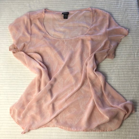 Torrid Pink Feather Print Sharkbite Blouse SZ 2 - Picture 3 of 8